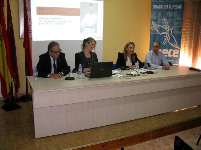 La directora del Instituto de Turismo asiste a la ponencia Salidas laborales en el mundo de la restauración. Nuevas tendencias - 2, Foto 2