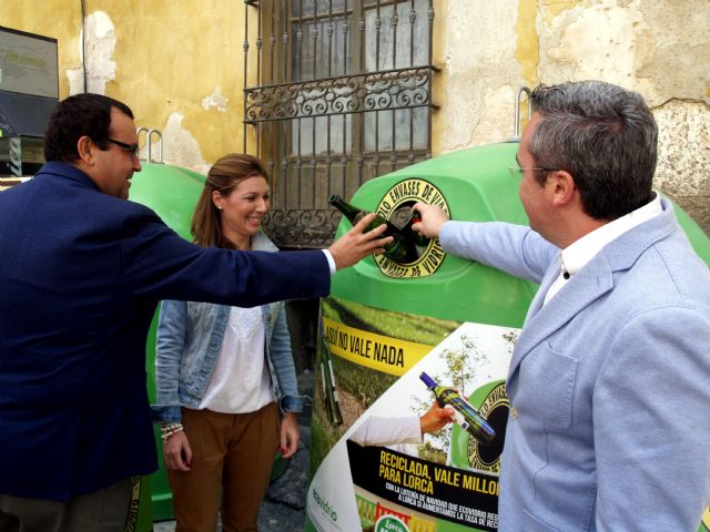 El Ayuntamiento de Lorca y Ecovidrio empiezan hoy la recogida de vidrio a favor de la Mesa Solidaria - 1, Foto 1