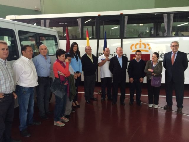 La Comunidad cede un vehículo a Aspapros para llevar a sus usuarios a los destinos donde realizan actividades terapéuticas - 1, Foto 1