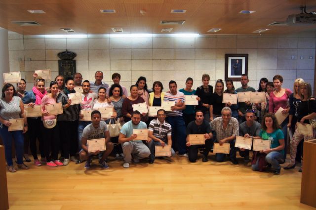 Se entregan los diplomas a los 72 participantes que han finalizado con éxito el Programa Municipal de Formación para la Inclusión Social en los últimos 12 meses, Foto 1