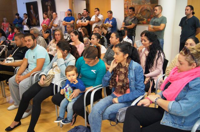 Se entregan los diplomas a los 72 participantes que han finalizado con éxito el Programa Municipal de Formación para la Inclusión Social en los últimos 12 meses, Foto 6