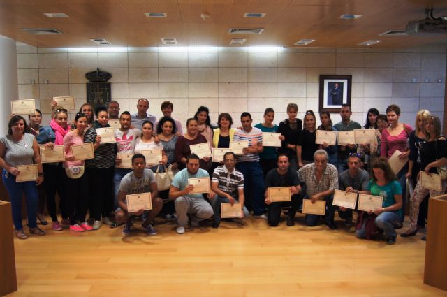 Se entregan los diplomas a los 72 participantes que han finalizado con éxito el Programa Municipal de Formación para la Inclusión Social en los últimos 12 meses, Foto 8
