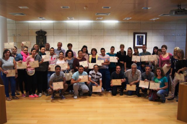 Se entregan los diplomas a los 72 participantes que han finalizado con éxito el Programa Municipal de Formación para la Inclusión Social en los últimos 12 meses, Foto 9
