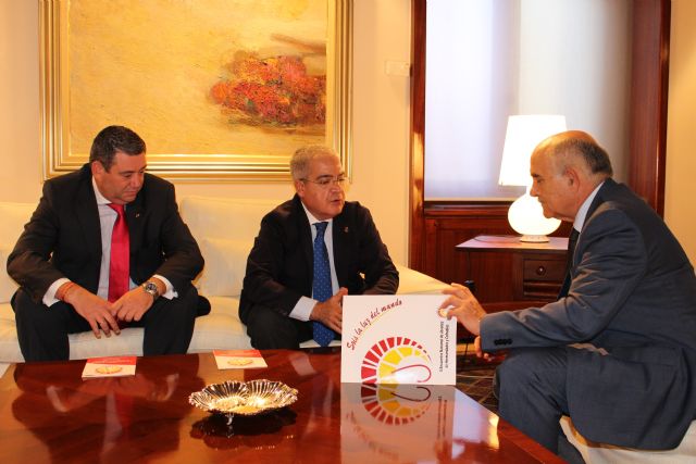 El jefe del Ejecutivo murciano recibe al Mayordomo de Juventud de la Cofradía California de Cartagena - 1, Foto 1