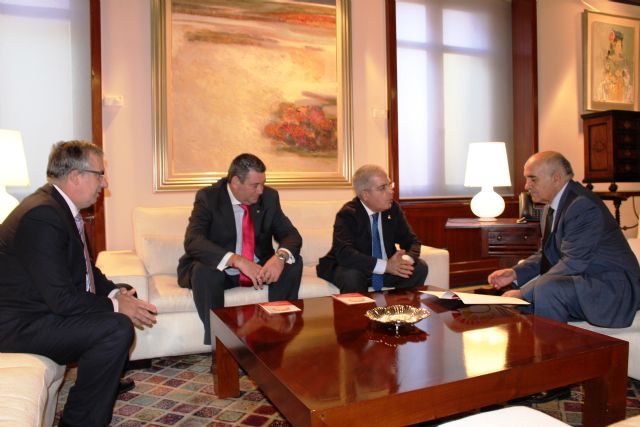 El jefe del Ejecutivo murciano recibe al Mayordomo de Juventud de la Cofradía California de Cartagena - 2, Foto 2