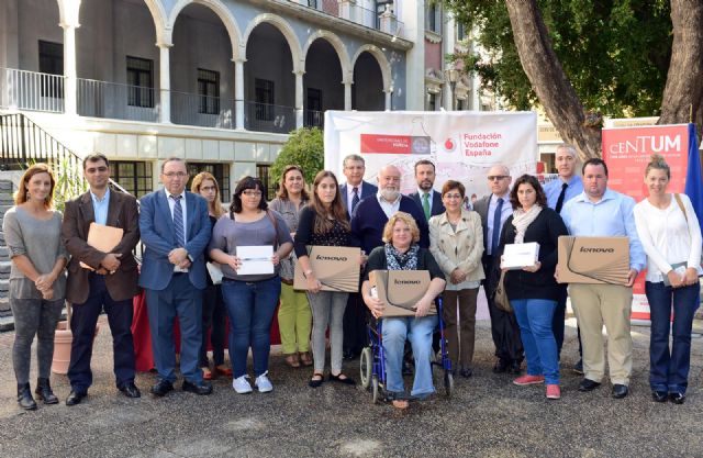 Vodafone entrega ordenadores adaptados a estudiantes con discapacidad de la Universidad de Murcia - 1, Foto 1