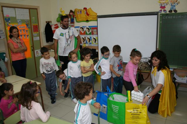 'Los 3 Súper Héroes' enseñan la importancia de reciclar, reutilizar y reducir para salvar el planeta - 1, Foto 1