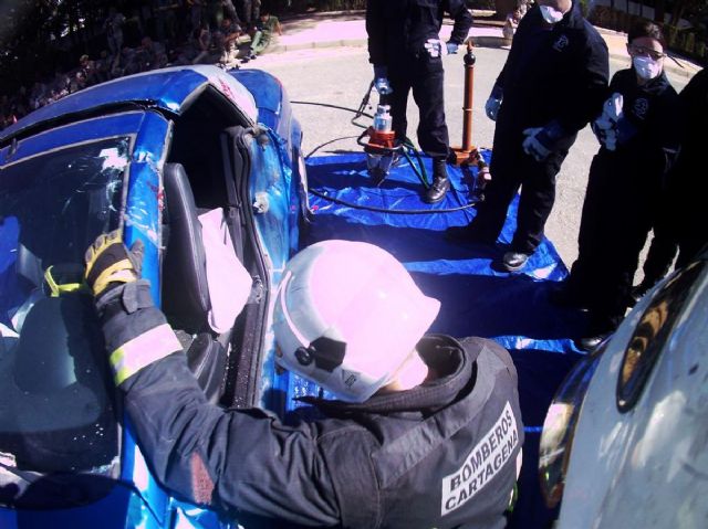 Los bomberos impartieron unas jornadas de rescate de víctimas en el RAAA73 - 2, Foto 2