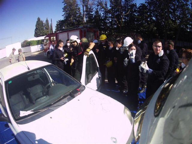 Los bomberos impartieron unas jornadas de rescate de víctimas en el RAAA73 - 4, Foto 4