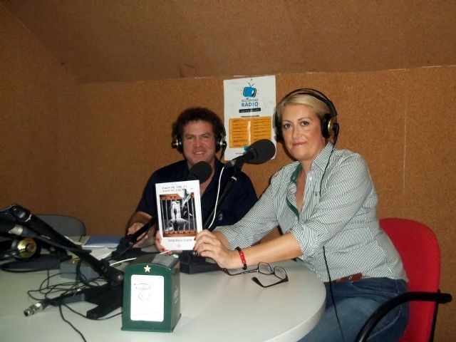 El escritor alguaceño Tomás Bravo habla de su exitosa novela autobiográfica en la radio municipal - 1, Foto 1