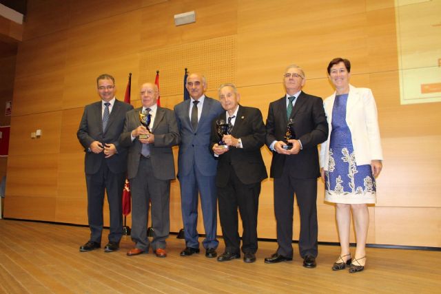 El profesor Juan Carrión, Premio Mayor del Año de la Región - 1, Foto 1