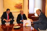 El jefe del Ejecutivo murciano recibe al Mayordomo de Juventud de la Cofradía California de Cartagena