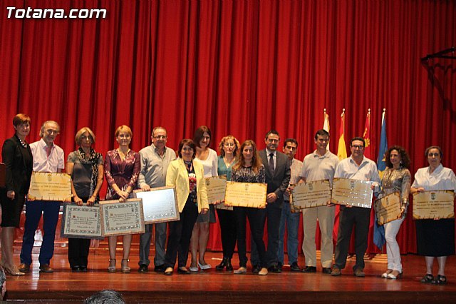 The city of Totana delivery surveys to schools "Santiago", "Santa Eulalia" and "Tierno Galvn" for their anniversaries, Foto 1