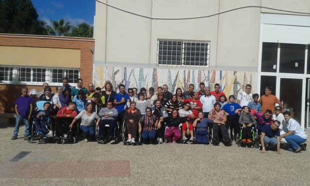 Usuarios del Centro de Día José Moya disfrutan de una jornada de convivencia con los usuarios del Centro de Día de personas con Discapacidad Intelectual de Mazarrón - 3, Foto 3