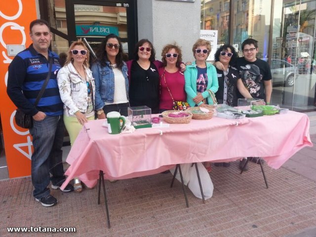 Lazos rosas para conmemorar el Día Mundial Contra el Cáncer de Mama 2014, Foto 1