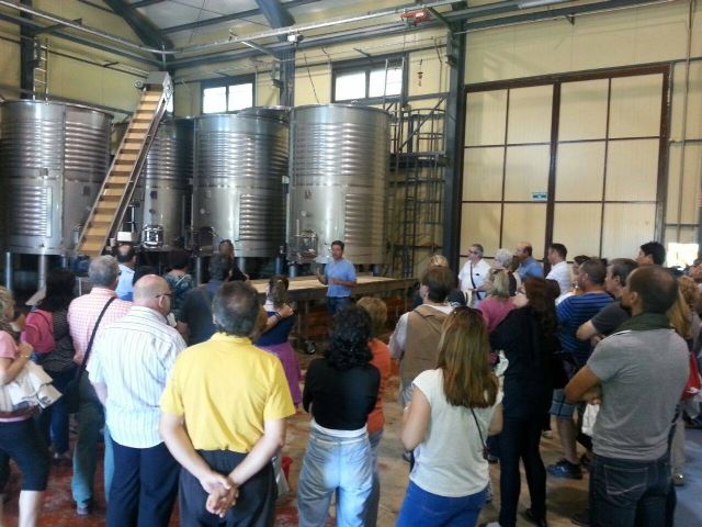 La visita guiada a Bodegas Monastrell y la Escuela del Vino reúne a unas 50 personas - 2, Foto 2