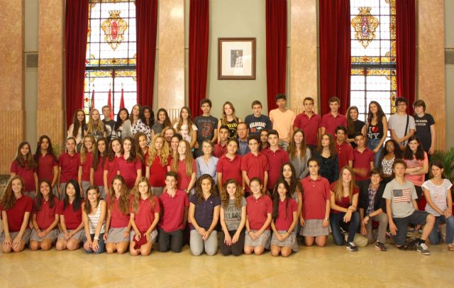 El Alcalde da la bienvenida a Murcia a estudiantes llegados de París en un intercambio lingüístico con Capuchinos - 1, Foto 1