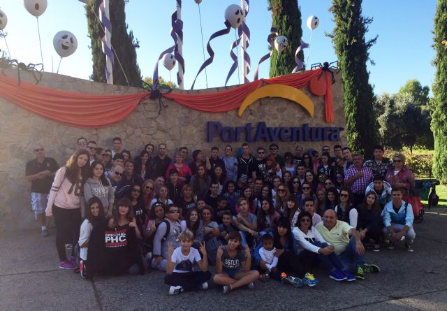 Un centenar de jóvenes pinatarenses visitan Port Aventura para celebrar Halloween - 1, Foto 1