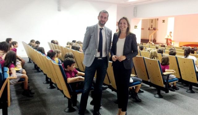 Un total de 225 escolares de colegios bilingües disfrutan de un cuentacuentos en inglés en la Biblioteca Regional - 1, Foto 1