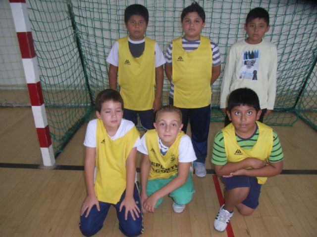 Un total de 911 escolares participan en la fase local de baloncesto, balonmano, fútbol sala y voleibol del programa de Deporte Escolar, Foto 1