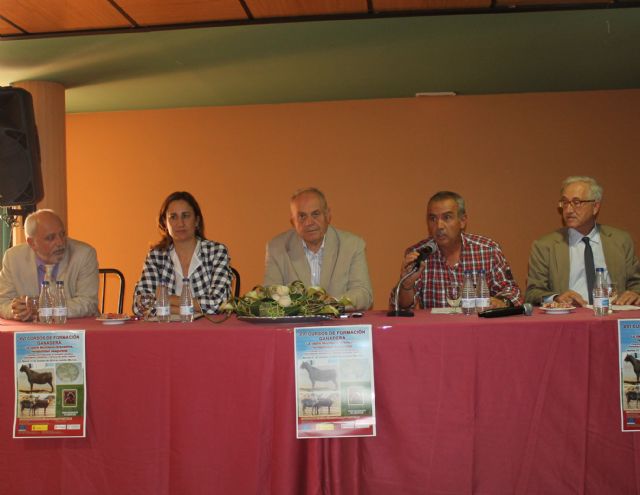 El concejal de Agricultura inaugura el XVI Curso de Formación Ganadera celebrado en Jumilla - 2, Foto 2