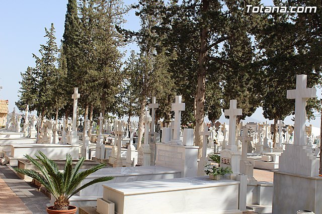 El Ayuntamiento pone a punto el Cementerio Municipal Nuestra Señora del Carmen para la celebración del Día de Todos los Santos 2014, Foto 1
