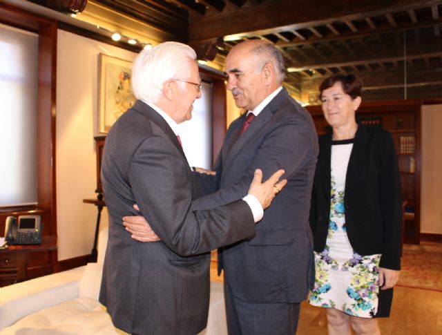 El jefe del Ejecutivo murciano recibe al presidente de la Fundación Mensajeros por la Paz, el padre Ángel Rodriguez - 1, Foto 1