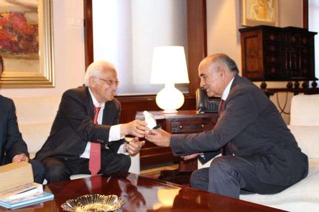 El jefe del Ejecutivo murciano recibe al presidente de la Fundación Mensajeros por la Paz, el padre Ángel Rodriguez - 2, Foto 2