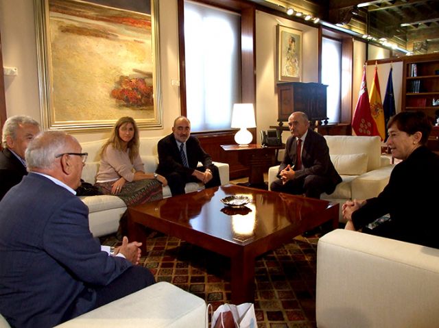 Las familias de ASSIDO piden al presidente Garre que apueste por la autonomía personal de las personas con síndrome de Down - 1, Foto 1