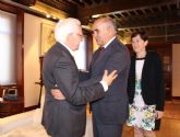El jefe del Ejecutivo murciano recibe al presidente de la Fundación Mensajeros por la Paz, el padre Ángel Rodriguez