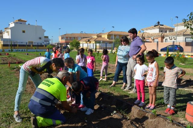 El concejal de Agricultura y Medio Ambiente Antonio Luengo destaca el valor y el buen funcionamiento de los huertos escolares en el municipio - 1, Foto 1