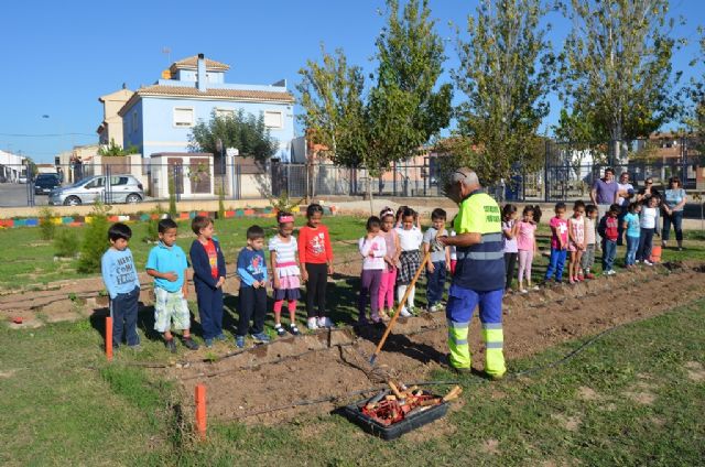 El concejal de Agricultura y Medio Ambiente Antonio Luengo destaca el valor y el buen funcionamiento de los huertos escolares en el municipio - 2, Foto 2