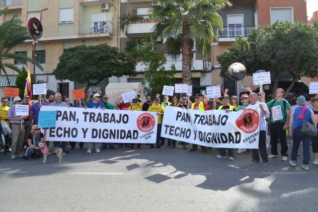Cientos de personas se manifiestan en la Costera Sur bajo el lema Pan, trabajo, techo y dignidad - 2, Foto 2