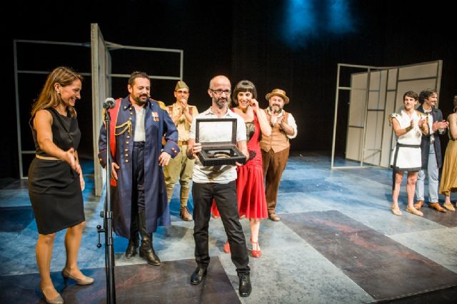 La directora del Festival de Teatro, Música y Danza de San Javier entregó el Premio del Público a El Eunuco - 1, Foto 1