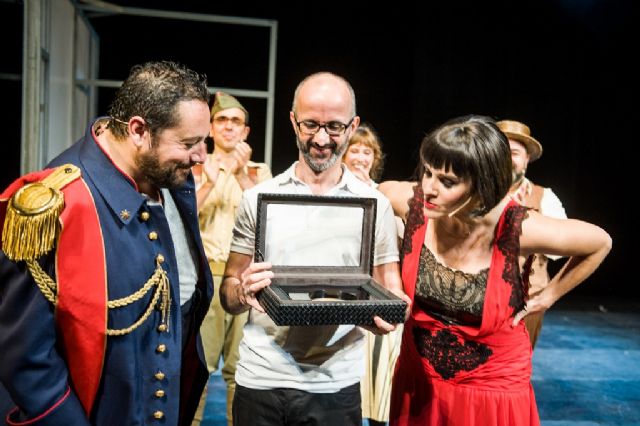 La directora del Festival de Teatro, Música y Danza de San Javier entregó el Premio del Público a El Eunuco - 2, Foto 2
