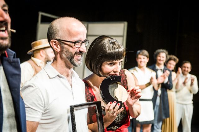 La directora del Festival de Teatro, Música y Danza de San Javier entregó el Premio del Público a El Eunuco - 3, Foto 3