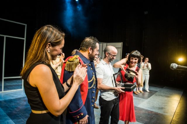 La directora del Festival de Teatro, Música y Danza de San Javier entregó el Premio del Público a El Eunuco - 4, Foto 4