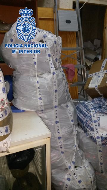 La Policía Nacional incauta el mayor alijo de artículos falsificados en la Región de Murcia - 2, Foto 2