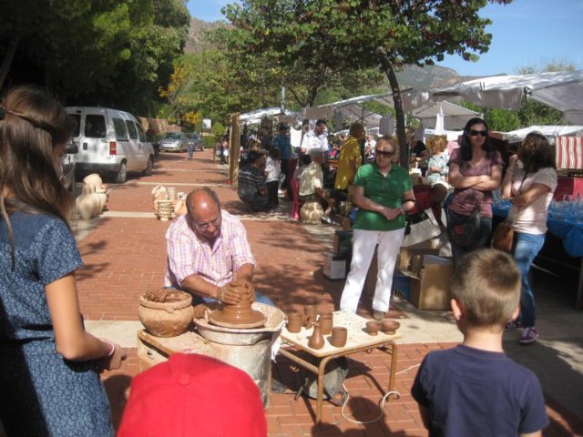 The artisan market on Santa brings large crowd last Sunday, thanks to good weather, Foto 1