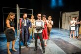 La directora del Festival de Teatro, Msica y Danza de San Javier entreg el Premio del Pblico a 'El Eunuco'