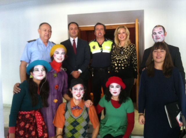 800 menores de entre 6 y 10 años de 16 colegios de Lorca aprenden seguridad vial con la obra de ´Payasos en Peligro´ - 1, Foto 1