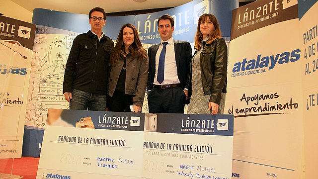 Pablo Gimeno, Director General de Lánzata, junto a los ganadores del año pasado de la edición de Murcia, Foto 1