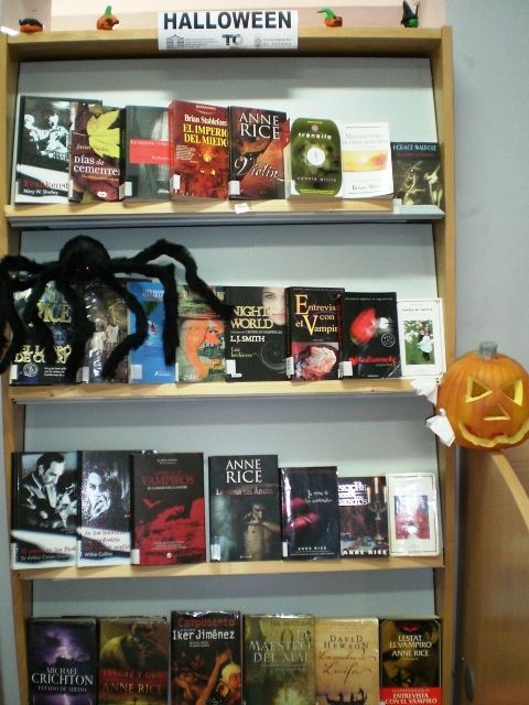 La Biblioteca Municipal se prepara para la festividad de Halloween con la decoración de la sección infantil y una selección de lecturas sobre esta temática, Foto 1