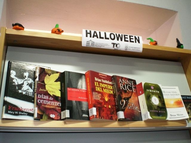 La Biblioteca Municipal se prepara para la festividad de Halloween con la decoración de la sección infantil y una selección de lecturas sobre esta temática, Foto 2