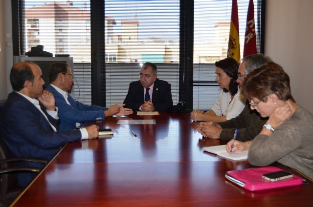 El consejero de Fomento, Obras Públicas y Ordenación del Territorio recibe al alcalde de Murcia y a los portavoces de los grupos municipales - 1, Foto 1