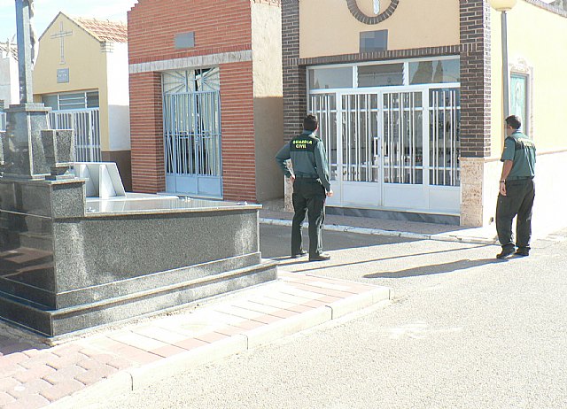 La Guardia Civil detiene a dos personas como presuntas autoras del robo de materiales metálicos en cementerios - 2, Foto 2