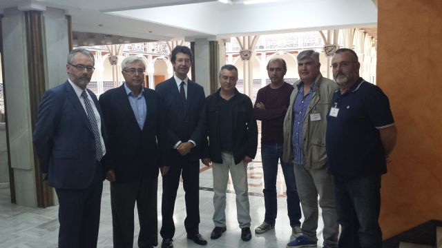 Miembros del comité de empresa de Navantia-Cartagena posan con el consejero de Industria, Juan Carlos Ruiz, y los diputados cartageneros Domingo Segado y Antonio Martínez Bernal., Foto 1