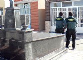 La Guardia Civil detiene a dos personas como presuntas autoras del robo de materiales metálicos en cementerios