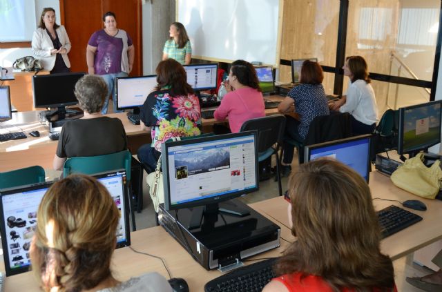 Una veintena de mujeres concluyen con éxito un taller de informática organizado por el Ayuntamiento de Águilas - 1, Foto 1