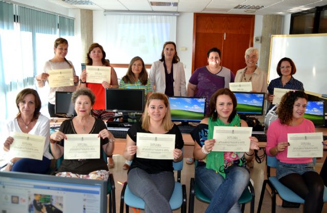 Una veintena de mujeres concluyen con éxito un taller de informática organizado por el Ayuntamiento de Águilas - 2, Foto 2